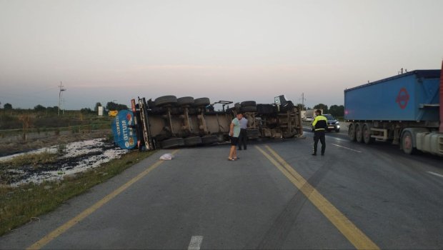 Ağdaşda yük maşını aşdı, xəsarət alanlar var - FOTO
