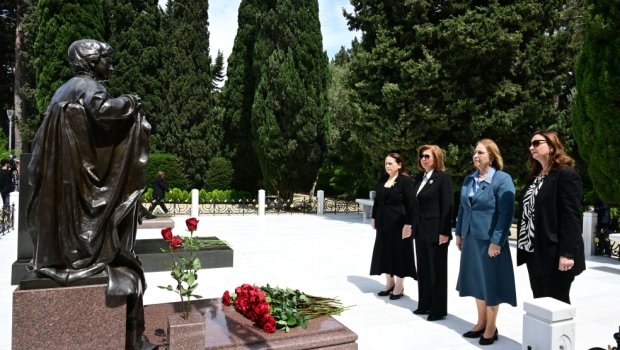 Dövlət Komitəsinin kollektivi Heydər Əliyevin məzarını ZİYARƏT ETDİ - FOTO