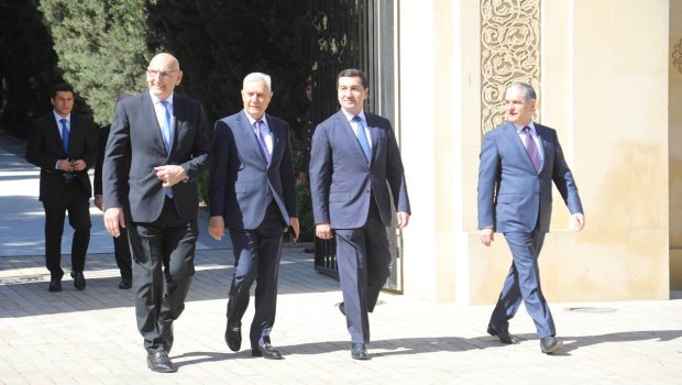 Rəsmilər Fəxri xiyabanda – FOTO