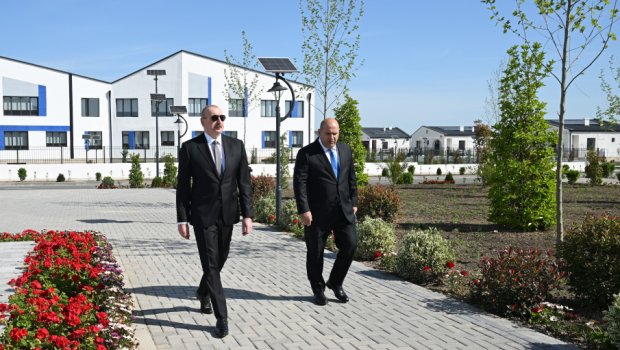 Prezident Ağdamın Kəngərli kəndinə köçən sakinlərə evlərin açarlarını TƏQDİM ETDİ - FOTO