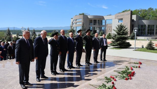 Heydər Əliyevin anadan olmasının 102-ci ildönümünə həsr olunmuş dəyirmi masa KEÇİRİLDİ - FOTO