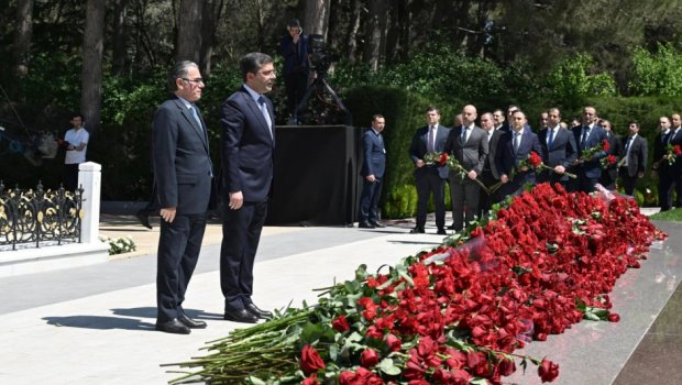 Medianın İnkişafı Agentliyinin kollektivi Ulu Öndərin əziz xatirəsini yad edib - FOTO