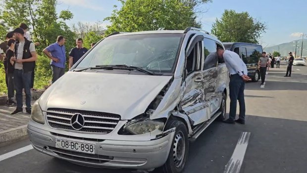 Şəkidə yük avtomobili ilə mikroavtobus toqquşdu - FOTO/VİDEO