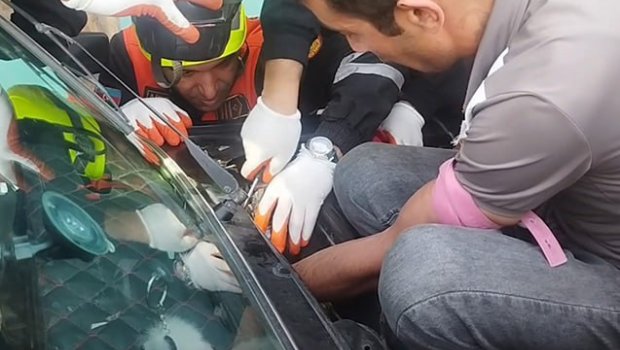 Avtomobilin mühərrikində əli qaldı, belə xilas olundu - VİDEO