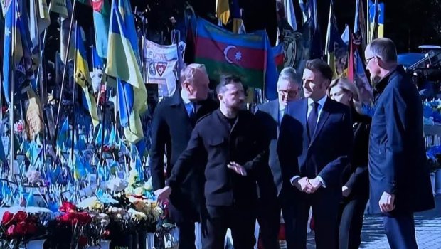 Günün FOTOSU: Makron Kiyevdə, Azərbaycan bayrağı başı üzərində