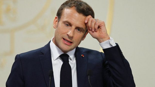 Makron Azərbaycan bayrağının önündə baş əydi &ndash; VİDEO