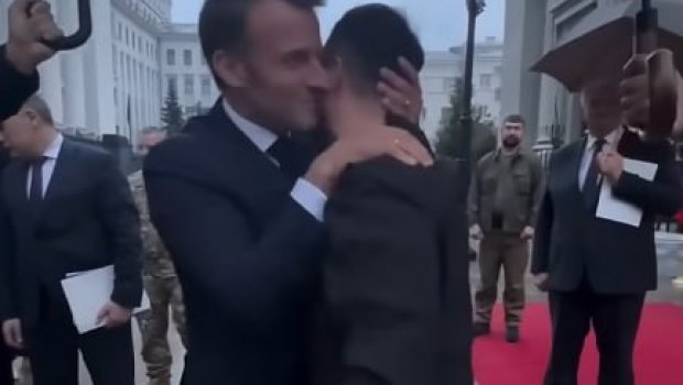 Makron Zelenskinin yanağından öpdü - VİDEO