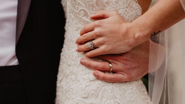 Toyda bəyin hərəkəti gəlinin xoşuna gəlmədi - Elə reaksiya verdi ki... - VİDEO