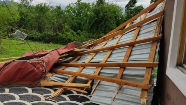 Qaxda külək evin dam örtüyünü uçurdu