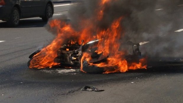 Xırdalanda qəza: Motosiklet yandı