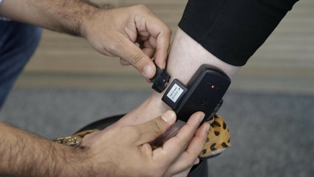 Sevgilisini döyən evli kişiyə elektron qolbaq taxıldı