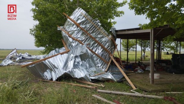 Ağdamda güclü külək tikililərin dam örtüyünü qopardı &ndash; FOTO