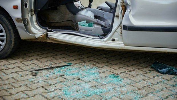 Bakıda minik avtomobili furqona çırpıldı &ndash; ÖLƏN VAR