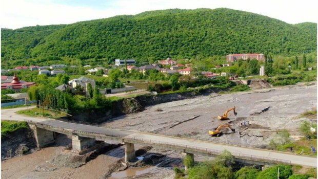 Qaraçay çayı üzərində yeni körpünün inşasına başlanıldı &ndash; FOTO-VİDEO