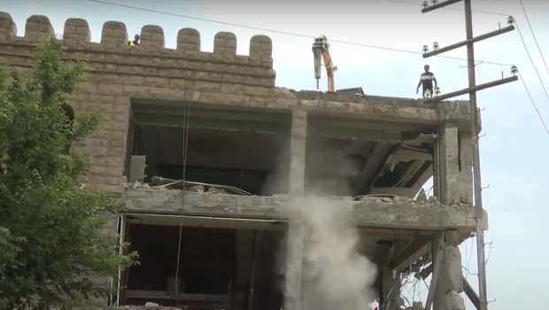 Bakıda "Şəki" restoranı belə sökülür &ndash; VİDEO