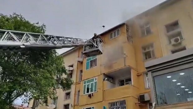 Sumqayıtda yaşayış binasında YANĞIN: Sakinlər təxliyə edildi - VİDEO