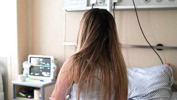 Arvadını döyüb xəstəxanalıq etdi, orada da dinc durmadı