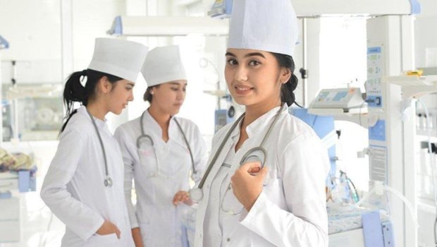 Növbə tibb bacılarına ÇATDI - Xəstə ilə vicdansız davrananları hansı cəza GÖZLƏYİR?