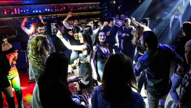 Bakıda gecə klubunda əcnəbilərə hesab ödətdirmək istəyən qadınlar SAXLANILDI