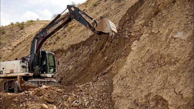 Avtomobil yoluna düşən qaya parçaları hərəkəti məhdudlaşdırdı - FOTO