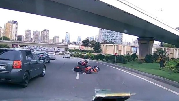 Bakıda motosiklet arakəsməyə çırpıldı &ndash; ANBAAN VİDEO