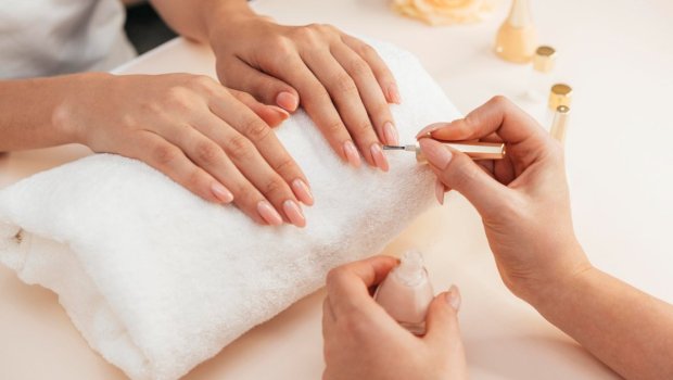 Qalıcı manikür etdirənlərin NƏZƏRİNƏ: Gel lak xərçəngə səbəb ola bilər