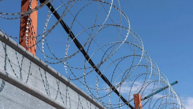 Bakıda ana həbsdəki oğluna narkotik keçirmək istədi - FOTO