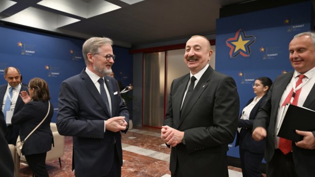 İlham Əliyev Albaniyada xatirə imzası çəkdi – VİDEO