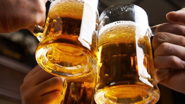 Müştərinin başını pivə bakalı ilə yaraladı - FOTO