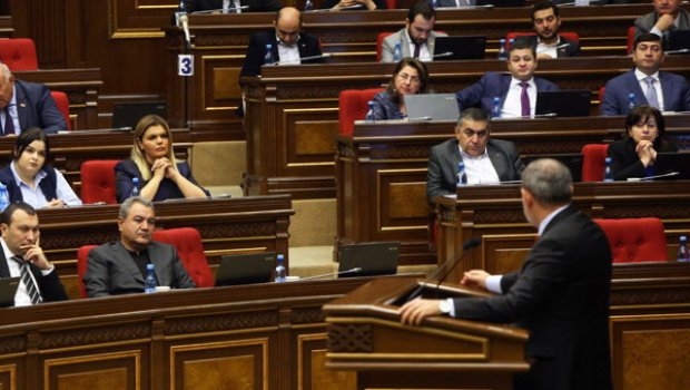 Rusiya Paşinyanı sıradan çıxarmaq üçün “baş sındırır”