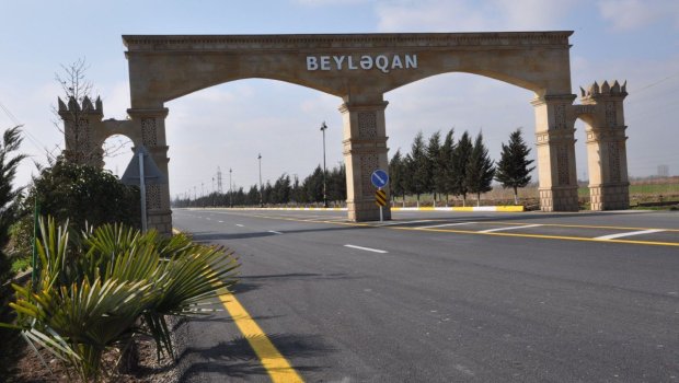 Beyləqanda minik maşını rayonun simvolik giriş qapısına çırpıldı - YARALILAR VAR