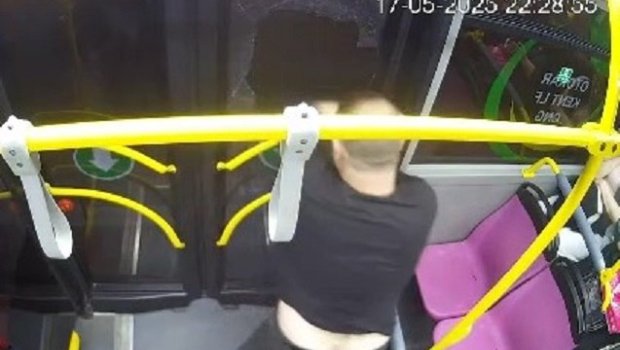 Bakıda avtobusun şüşəsini sındıran sərxoş sərnişinin kimliyi MƏLUM OLUB - VİDEO