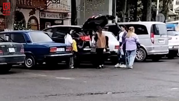 3 uşağı avtomobilinin &ldquo;baqaj&rdquo;ında daşıyan qadın sürücü CƏZALANDI &ndash; RƏSMİ/VİDEO