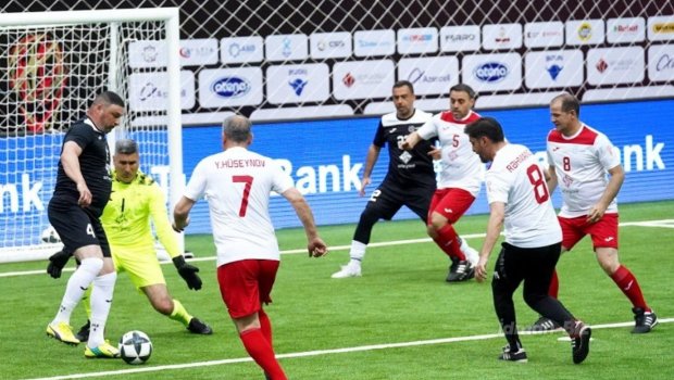 Azərbaycan futbolunun əfsanələri arasında oyun keçirildi - VİDEO