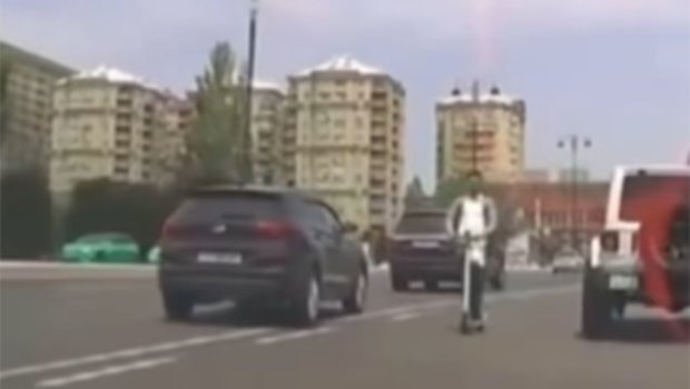 Skuter sürücüsü yolda təhlükə yaratdı &ndash; VİDEO