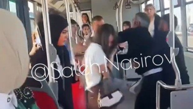 &ldquo;BakuBus&rdquo;da ata qızını döydü - VİDEO