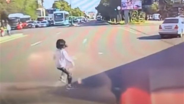 Bakıda uşaq ölümdən son anda qurtuldu &ndash; VİDEO