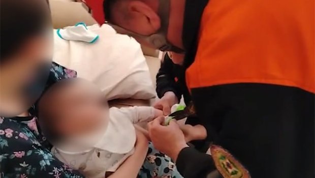 1 yaşlı körpənin əli oyuncaqda sıxılıb qaldı - VİDEO