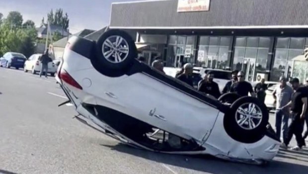 Piyadanı vurmaq istəmədi, maşını aşırdı &ndash; VİDEO