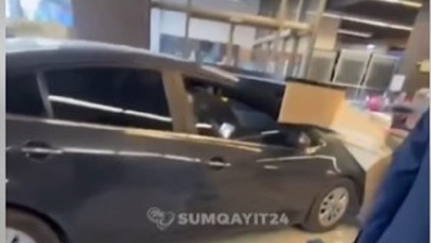 Qaz pedalı ilə əyləci səhv saldı: Maşını &ldquo;Araz&rdquo;a girdi &ndash; VİDEO