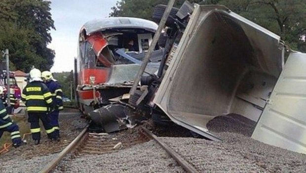 Qazaxda yük maşını qatarla toqquşub - Yaralı var