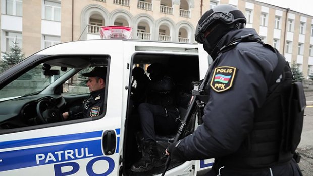 Cəzaçəkmə müəssisəsinə qadağan olunmuş əşya keçirən şəxslər AŞKARLANDI