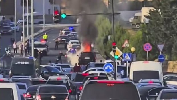 Bakıda &ldquo;JEEP&rdquo; yolun ortasında ALOVLANDI &ndash; VİDEO