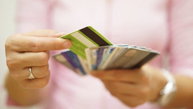 Başqasının bank kartından 2 min manatdan çox vəsait mənimsəyən qadın SAXLANILDI