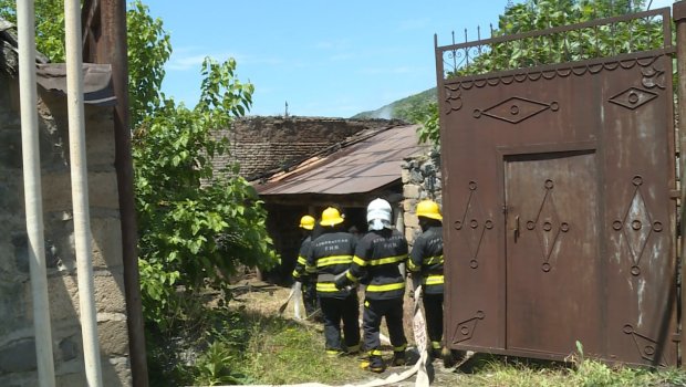 Şəkidə EV YANDI - FOTO