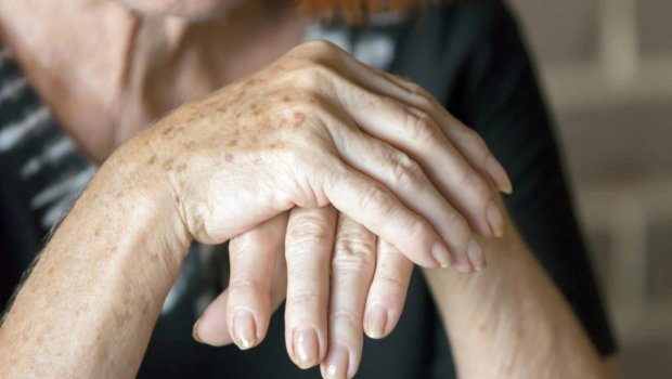 74 yaşlı qadının əl-ayağını bağlayıb başına kisə keçirdilər - Pullarını da oğurladılar