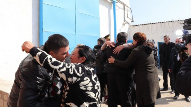 İlham Əliyev 16 əcnəbini əfv etdi