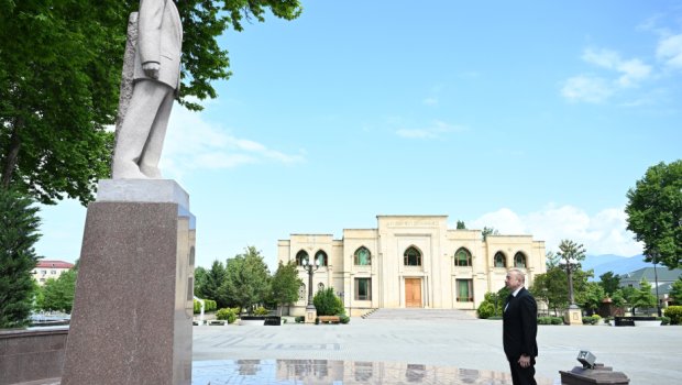 İlham Əliyev İsmayıllıda Heydər Əliyevin abidəsini ziyarət etdi