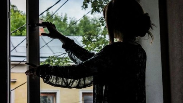 Bakıda 10-cu mərtəbədən yıxılan qız SAĞ QALDI