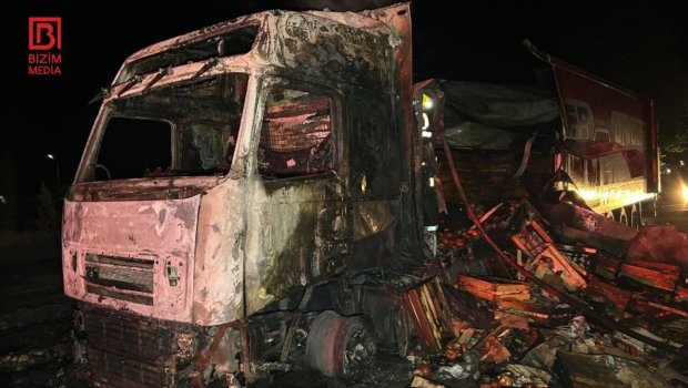 İçi pomidorla dolu olan yük avtomobili yandı - FOTO